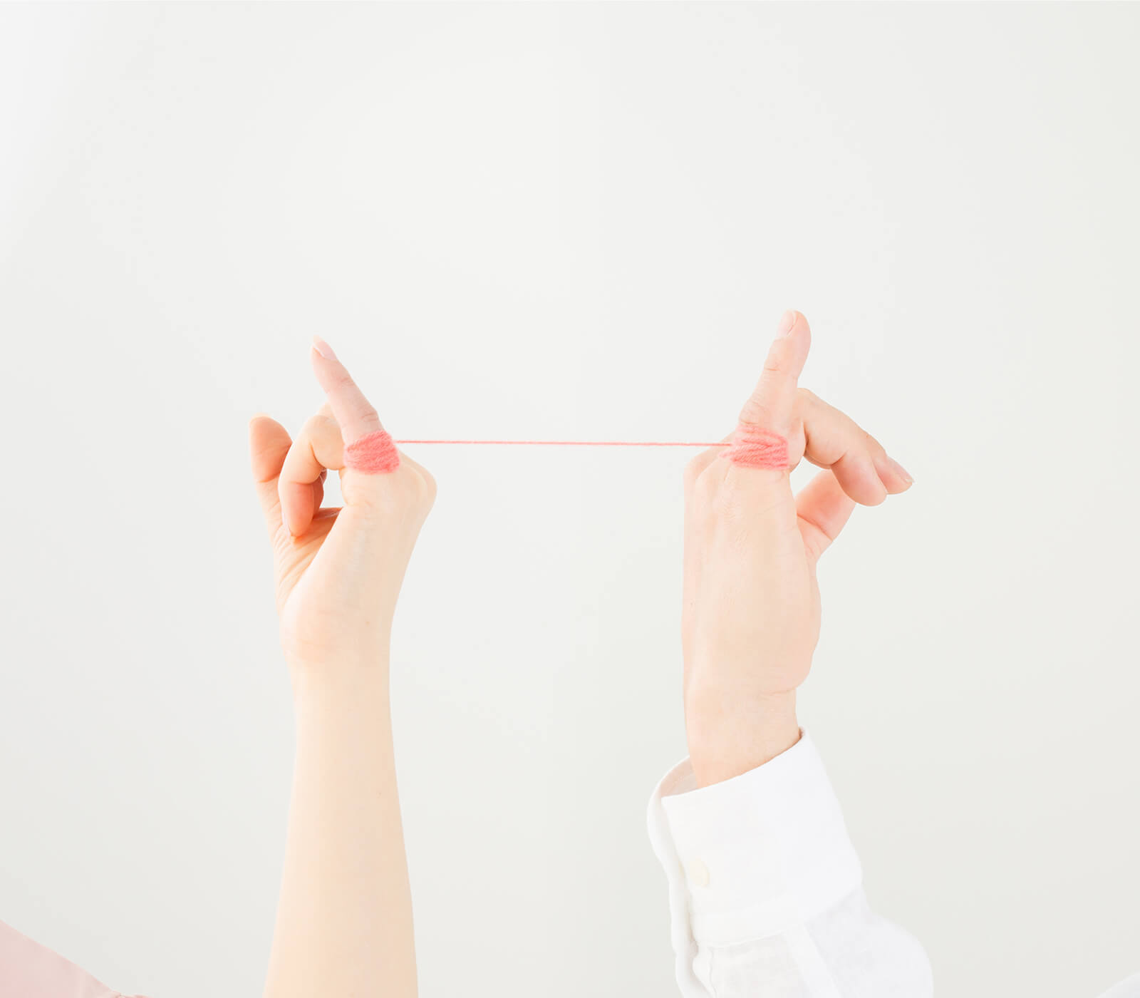 赤い糸で結ばれた男女の指