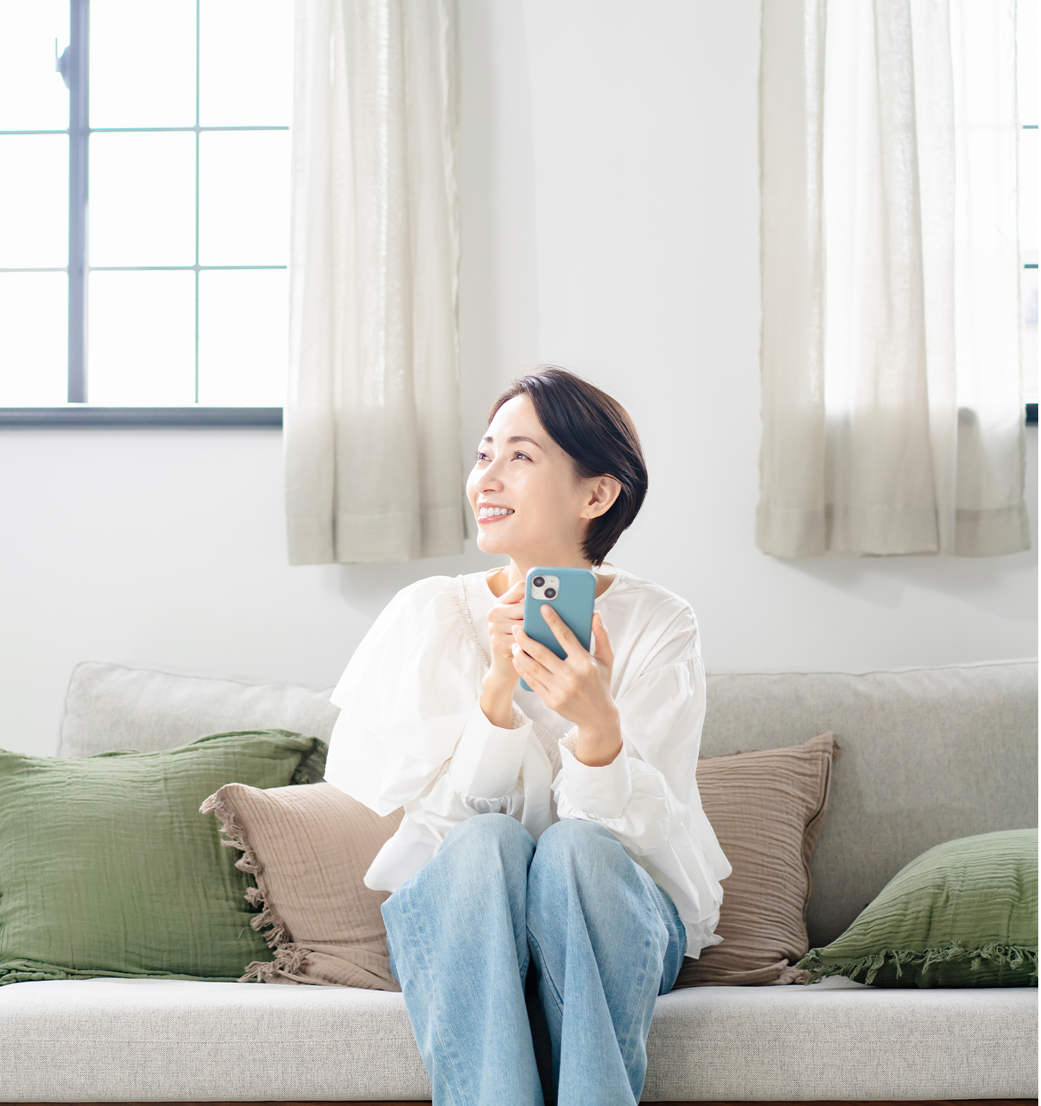 携帯で問い合わせしている女性