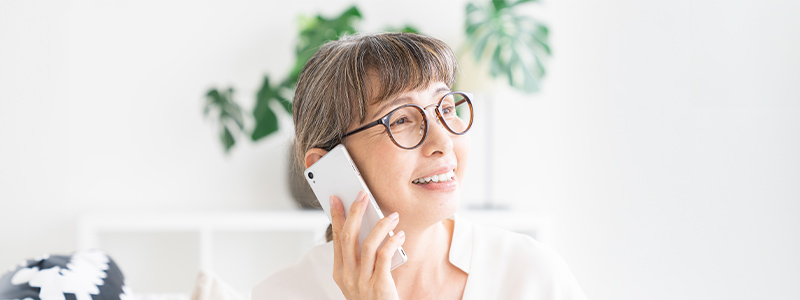 電話している女性（イメージ画像）