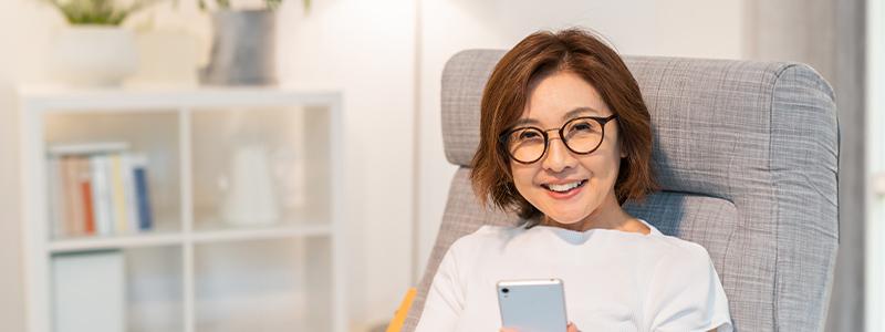 スマートフォンで連絡をとりあい、交際を楽しんでいる女性の様子（イメージ画像）