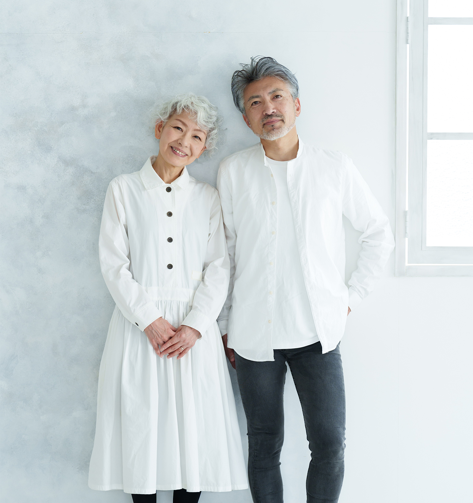 落ち着いた笑顔を見せる男女