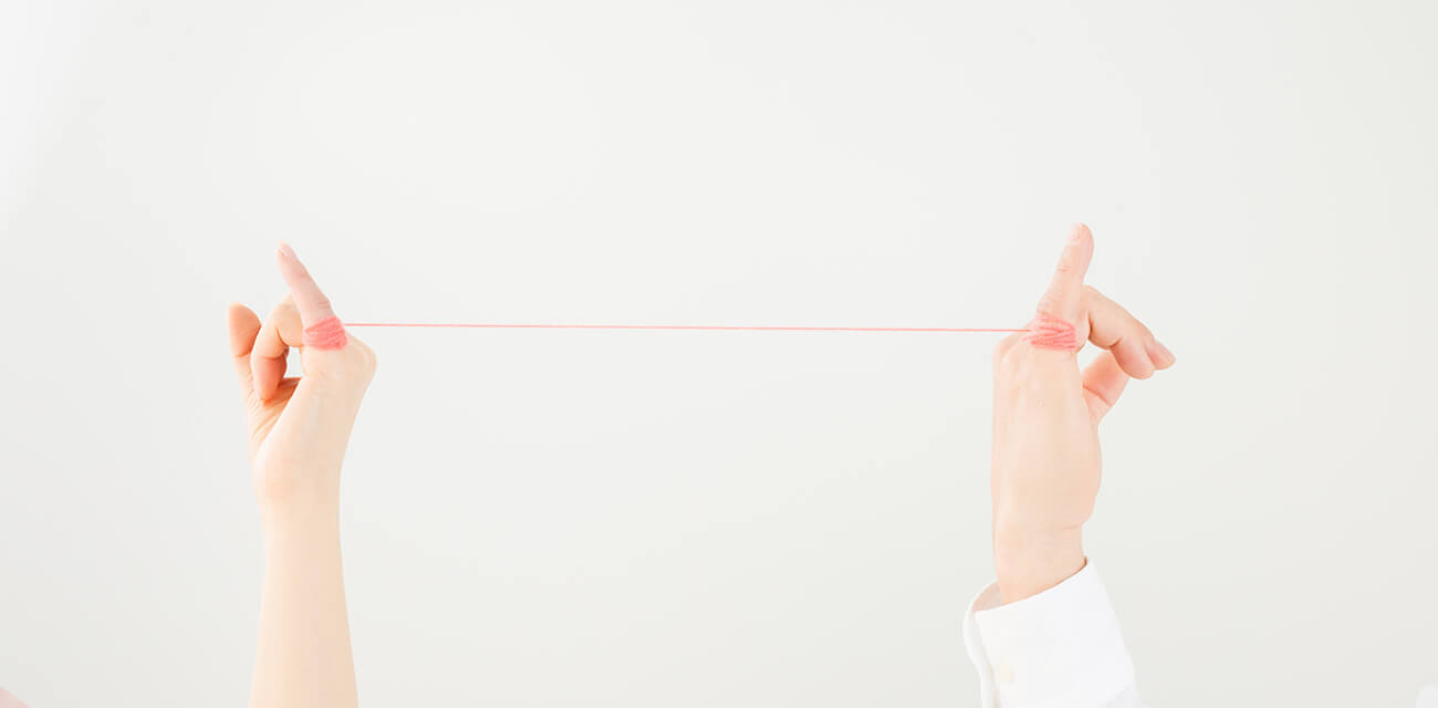 赤い糸で結ばれた男女の指